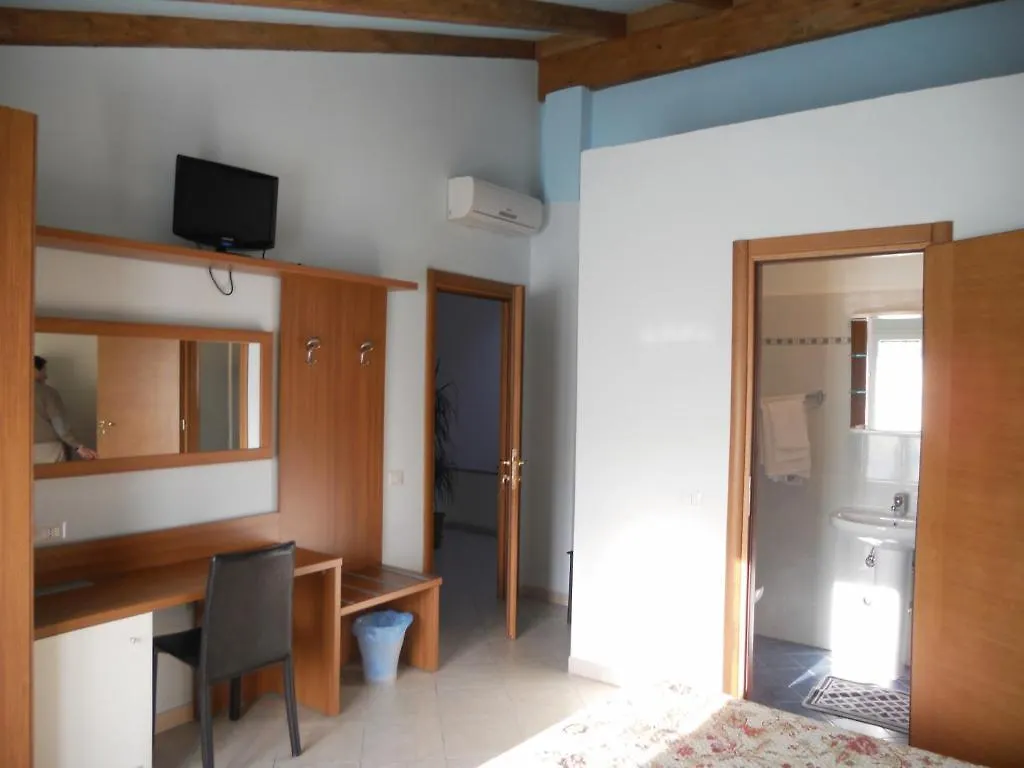 ** Affittacamere Villa Cheta Milano Italia